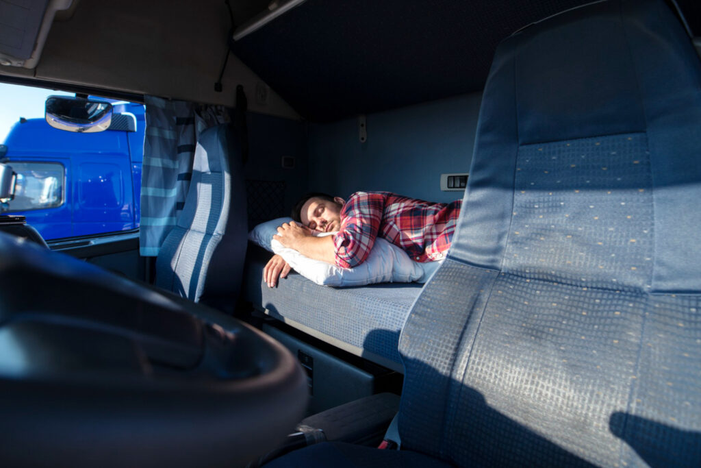 truck-driver-sleeping-bed-inside-truck-cabin-interior (1)
